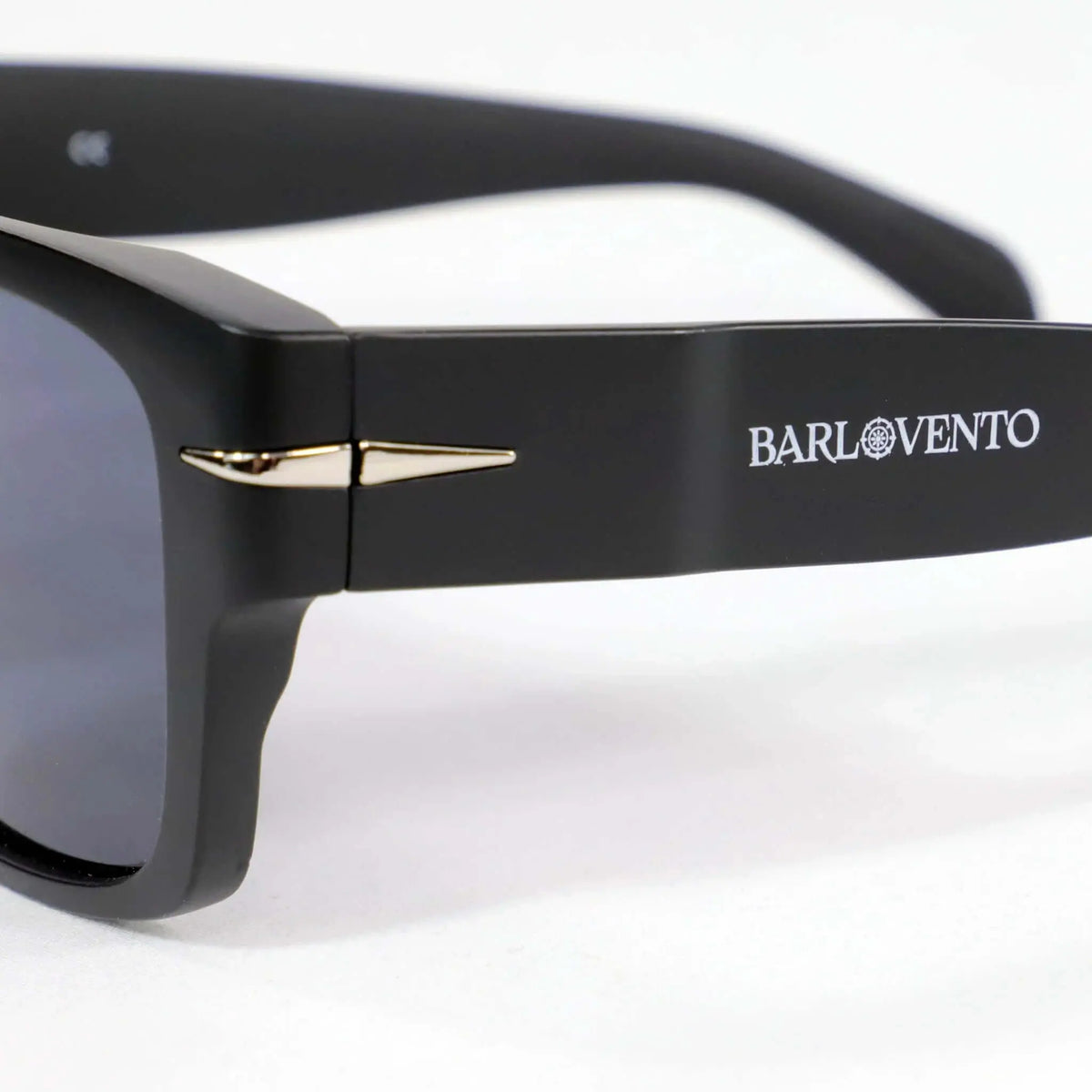 Gafas de sol cuadradas negras mate con protección UV400 y detalle metálico en la montura sobre fondo blanco.