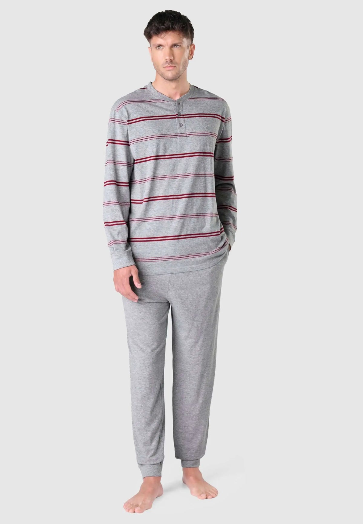Pijama de hombre gris con rayas granates, camiseta de manga larga con tapeta de botones y pantalón largo de punto.