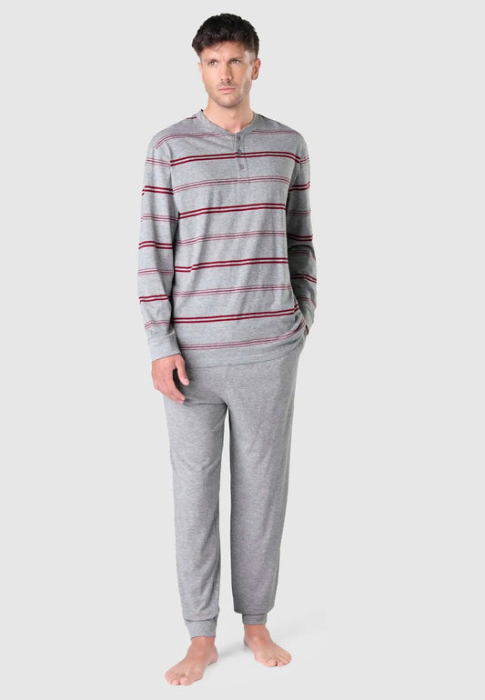 Pijama de hombre gris con rayas granates, camiseta de manga larga con tapeta de botones y pantalón largo de punto.