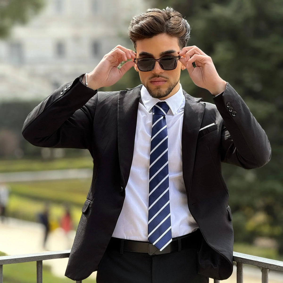 Oxford · corbata a rayas azules y blancas