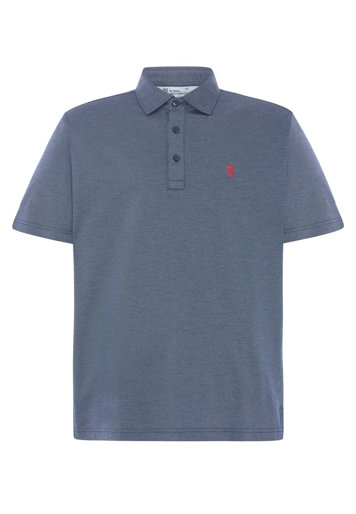 Polo azul de manga corta, tejido piqué, cuello camisero, tres botones y logo bordado rojo en el pecho.