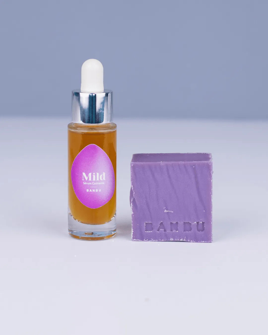 Pack Banbu para piel sensible: sérum en frasco de vidrio y pastilla de jabón artesanal lila con logo grabado.
