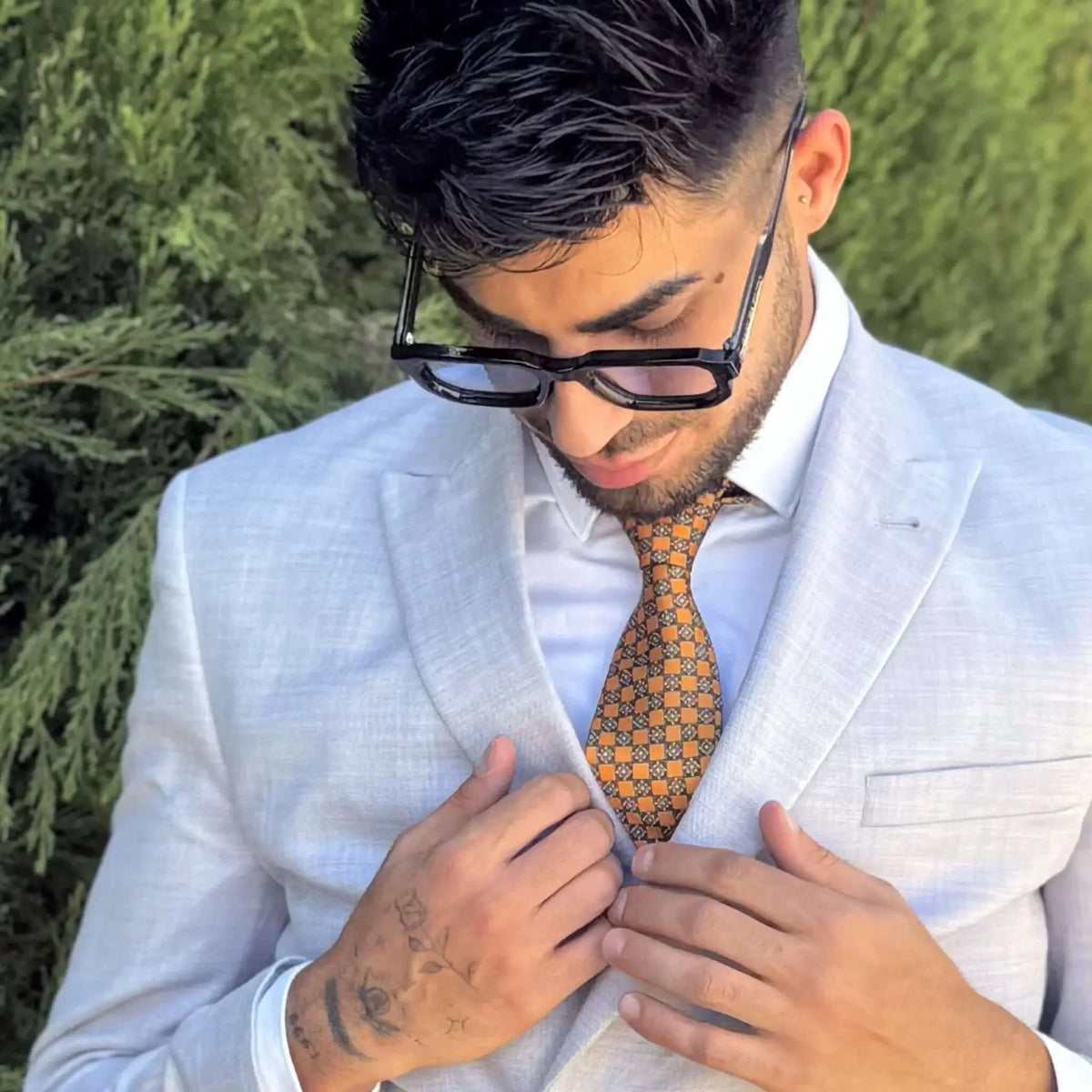 Gafas de sol negras de estilo rectangular con cristales en tono azul oscuro, luciendo un diseño moderno y elegante.