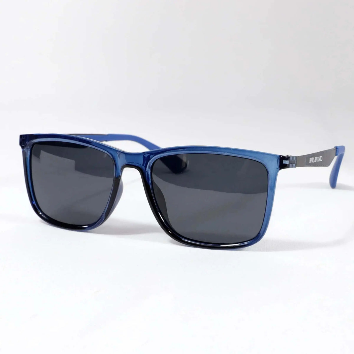 Gafas de sol de montura cuadrada azul traslúcido y cristales oscuros, estilo casual moderno sobre fondo blanco.