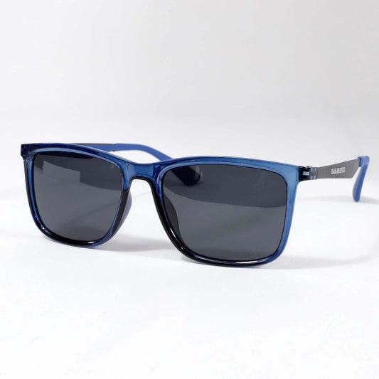 Gafas de sol de montura cuadrada azul traslúcido y cristales oscuros, estilo casual moderno sobre fondo blanco.