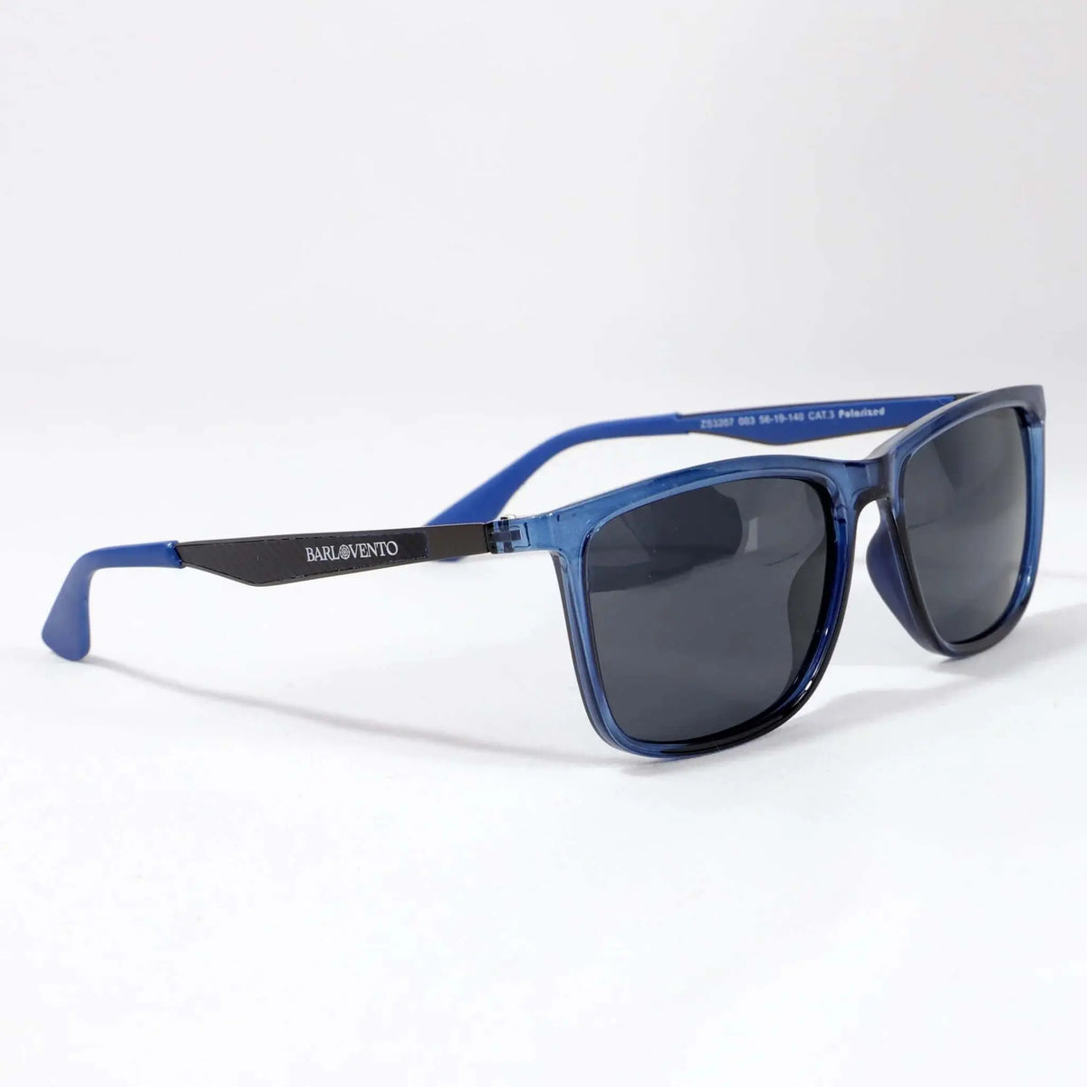 Gafas de sol unisex con montura azul translúcida, cristales oscuros polarizados y patillas en azul y negro.