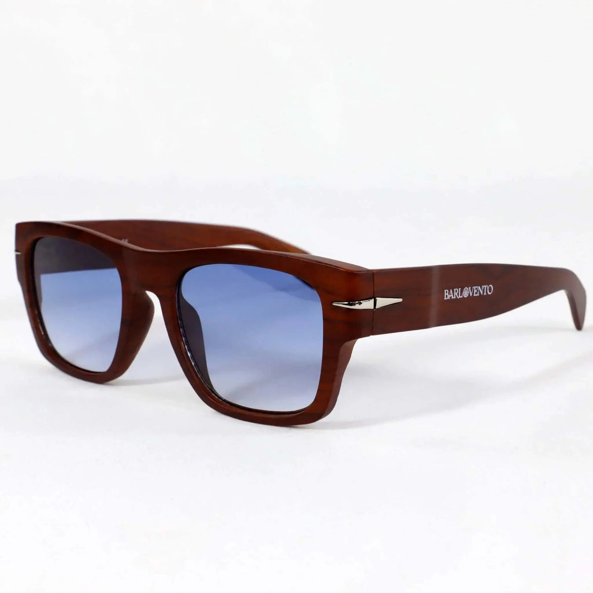 Gafas de sol cuadradas con montura estilo madera marrón y lentes degradadas en azul sobre fondo blanco.