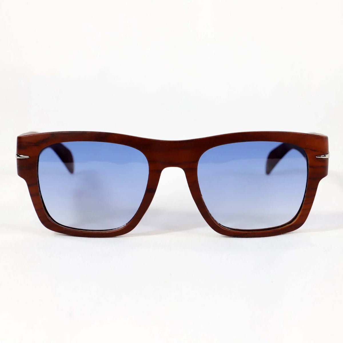 Gafas de sol cuadradas con montura de madera veteada marrón y lentes azules de estilo casual.