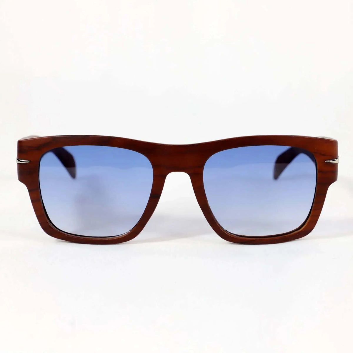 Gafas de sol cuadradas con montura de madera veteada marrón y lentes azules de estilo casual.
