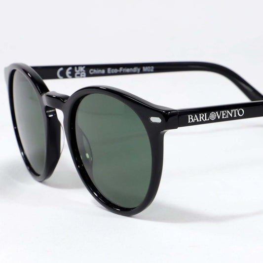 Gafas de sol negras con montura redonda brillante y lentes polarizadas verdes sobre fondo blanco. Estilo clásico.