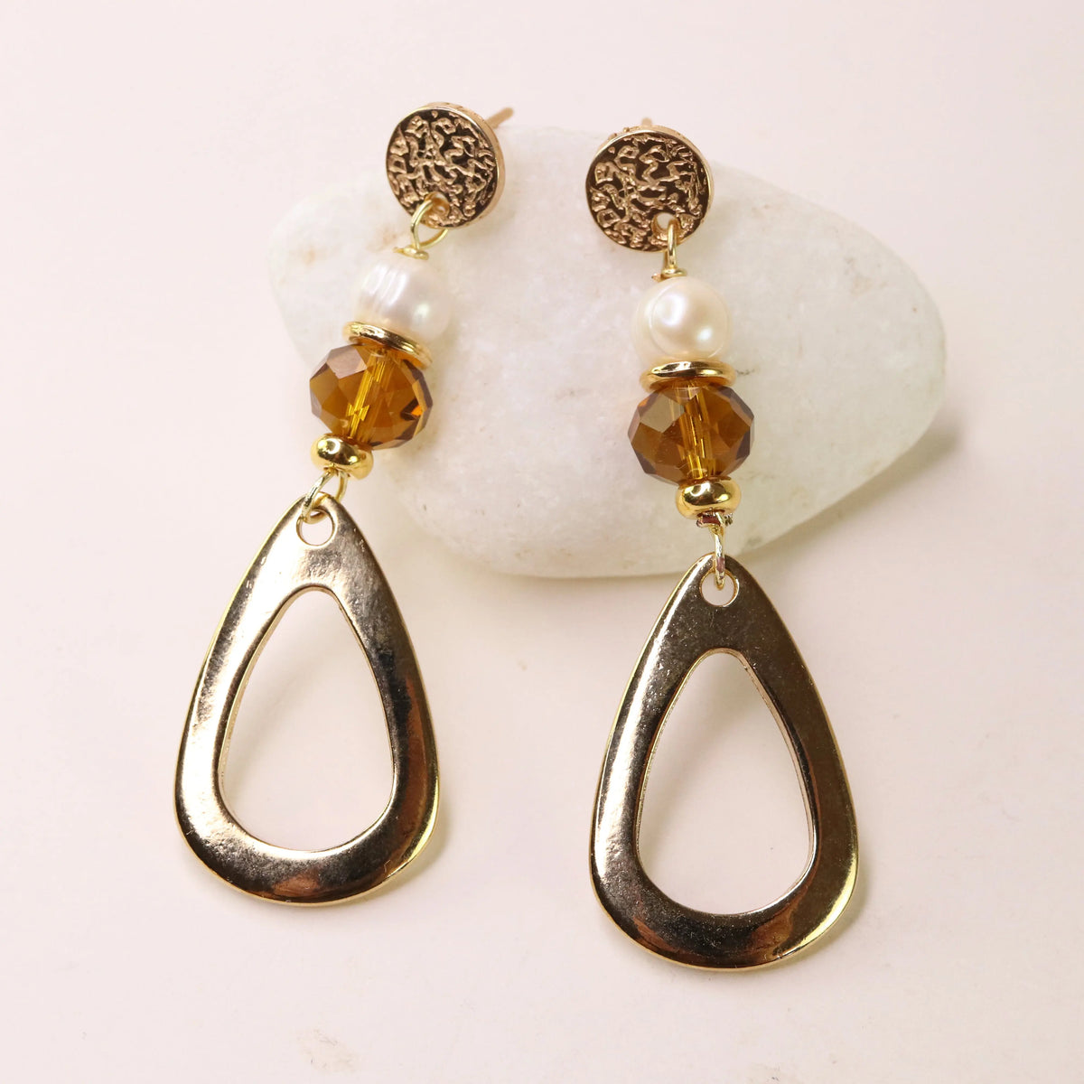 Pendientes dorados con perlas y cristales ámbar, estilo moderno y elegante. Perfectos para ocasiones especiales.