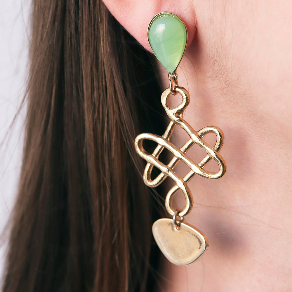 Pendientes de oro con diseño entrelazado y piedras verdes, elegantes y modernos para cualquier ocasión.