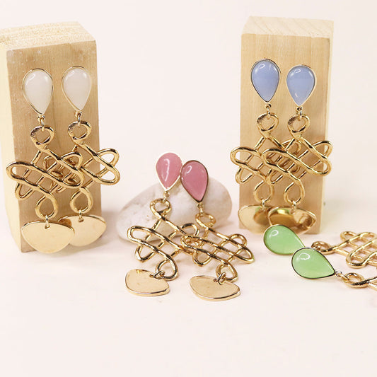 Pendientes de metal dorado con esmalte en tonos blanco, azul, rosa y verde, estilo moderno y elegante.
