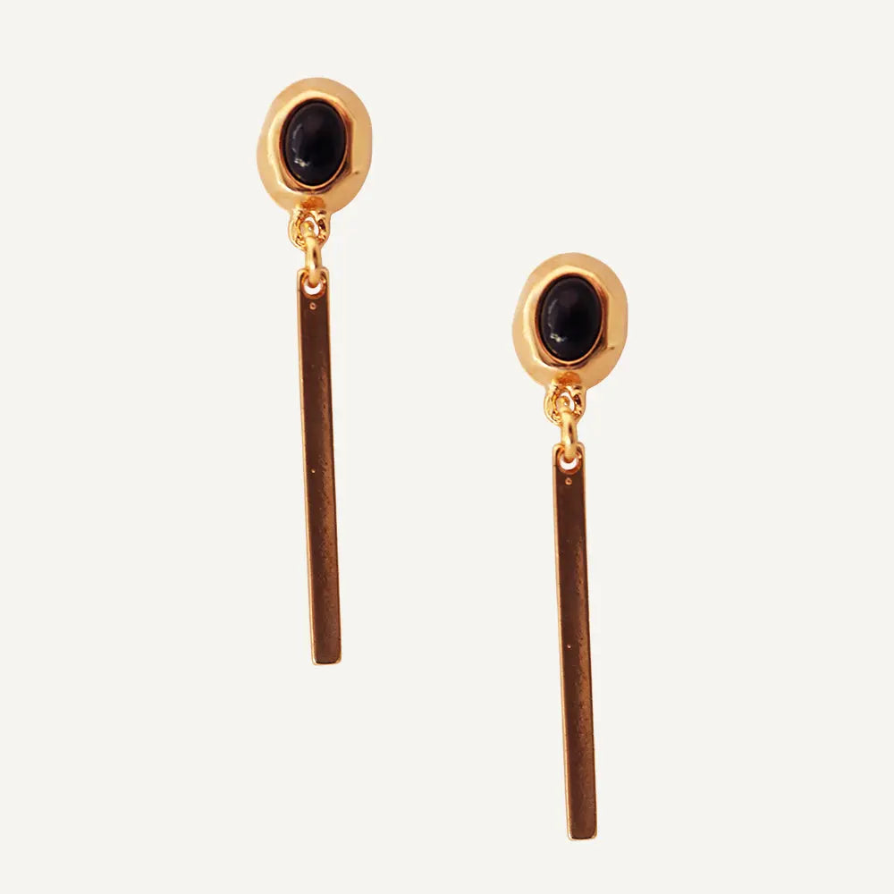 Pendientes largos de metal dorado con detalle negro, diseño moderno y elegante. Perfectos para cualquier ocasión.