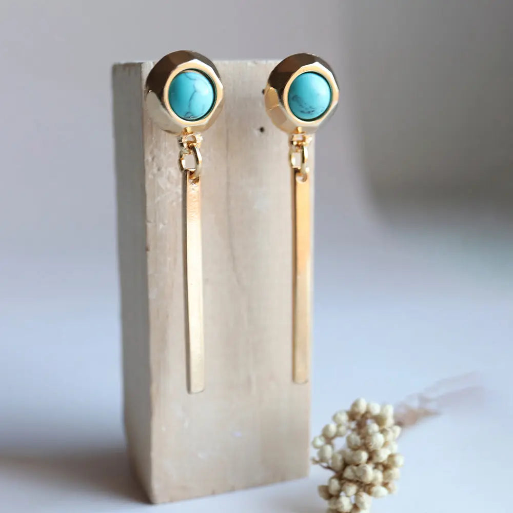 Pendientes dorados con turquesa, estilo moderno y elegante, con colgante vertical. Perfectos para cualquier ocasión.