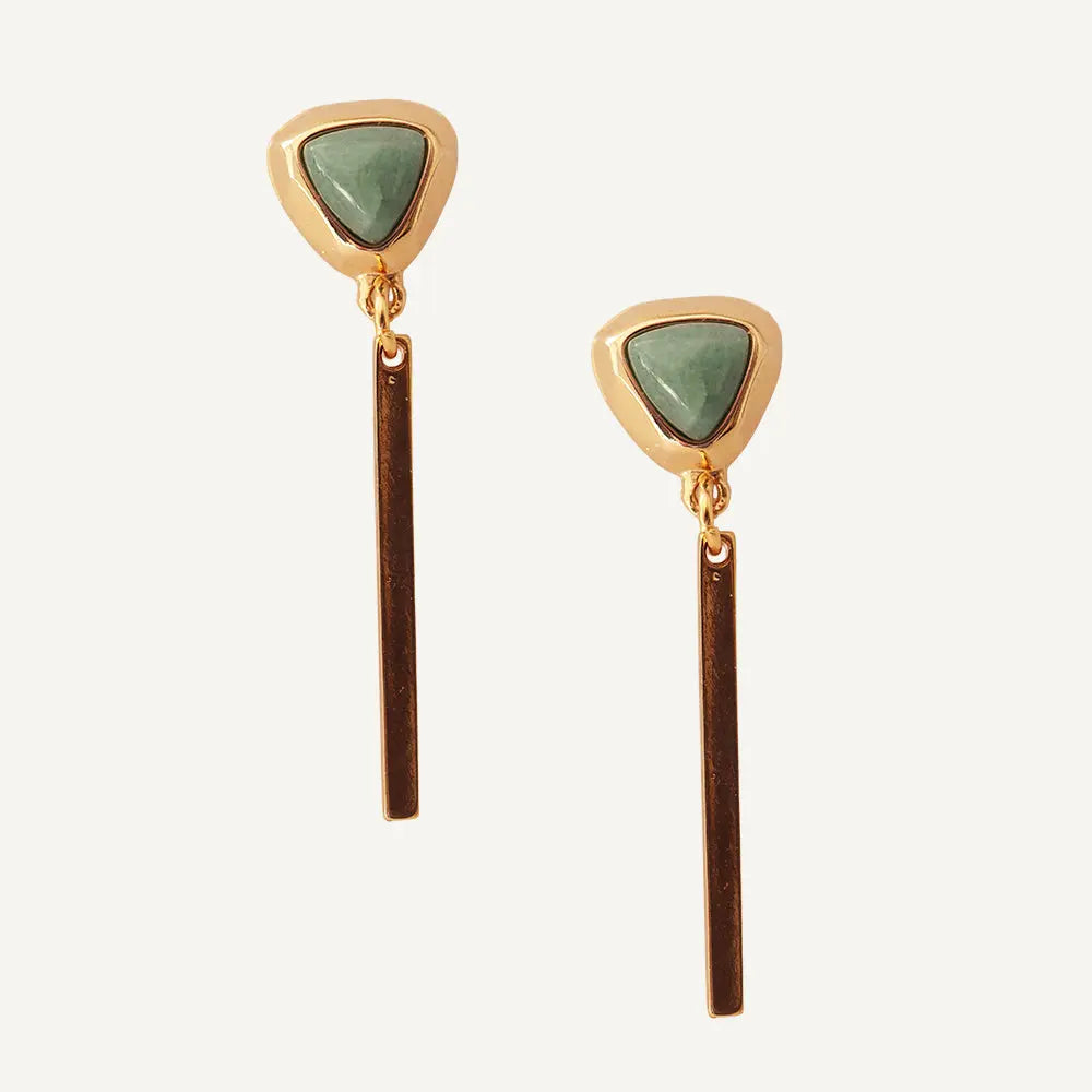 Pendientes dorados con piedra verde esmeralda en forma triangular y barra delgada. Elegantes y modernos.