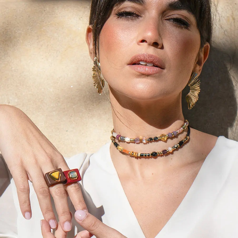 Anillo de resina marrón y rojo, choker de perlas multicolores y aretes dorados, estilo bohemio.