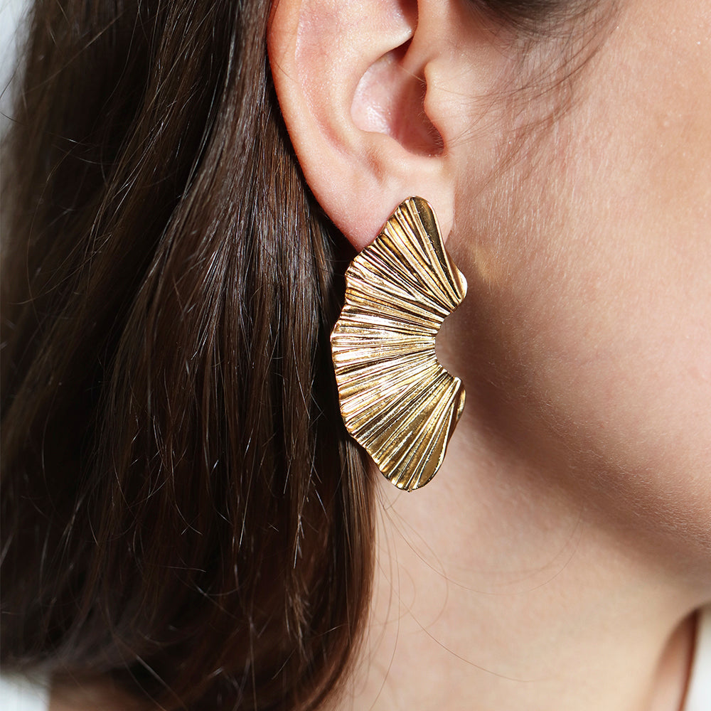Pendientes dorados con diseño plisado, estilo moderno y elegante, perfectos para cualquier ocasión.