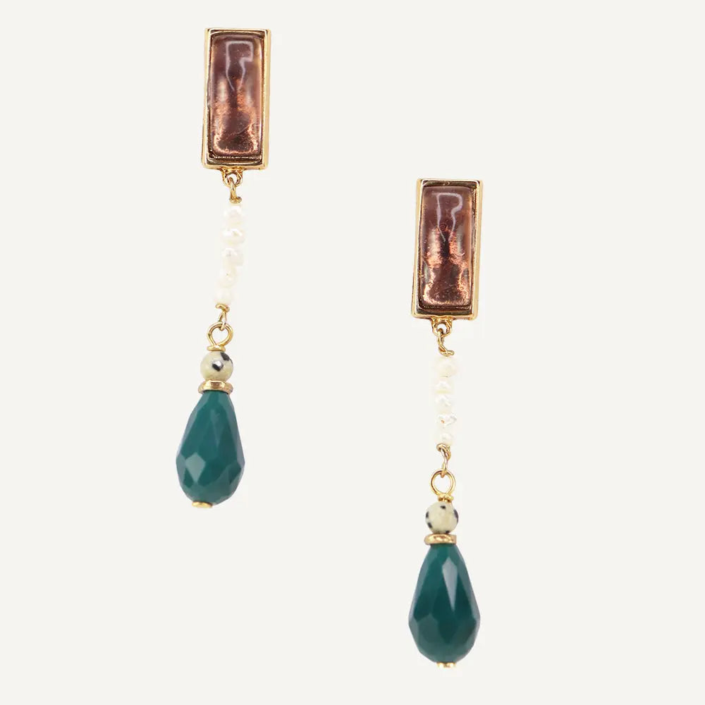Pendientes largos de perla y cristal verde, con detalles dorados y acabado en bronce. Ideal para ocasiones elegantes.