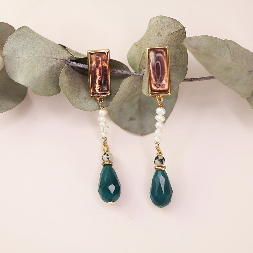 Pendientes elegantes de color verde esmeralda con perlas y acabado dorado, estilo moderno y chic.