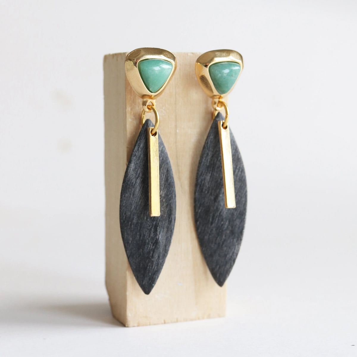 Pendientes de oro con piedra verde y colgante de hoja negra, elegantes y modernos. Perfectos para cualquier ocasión.