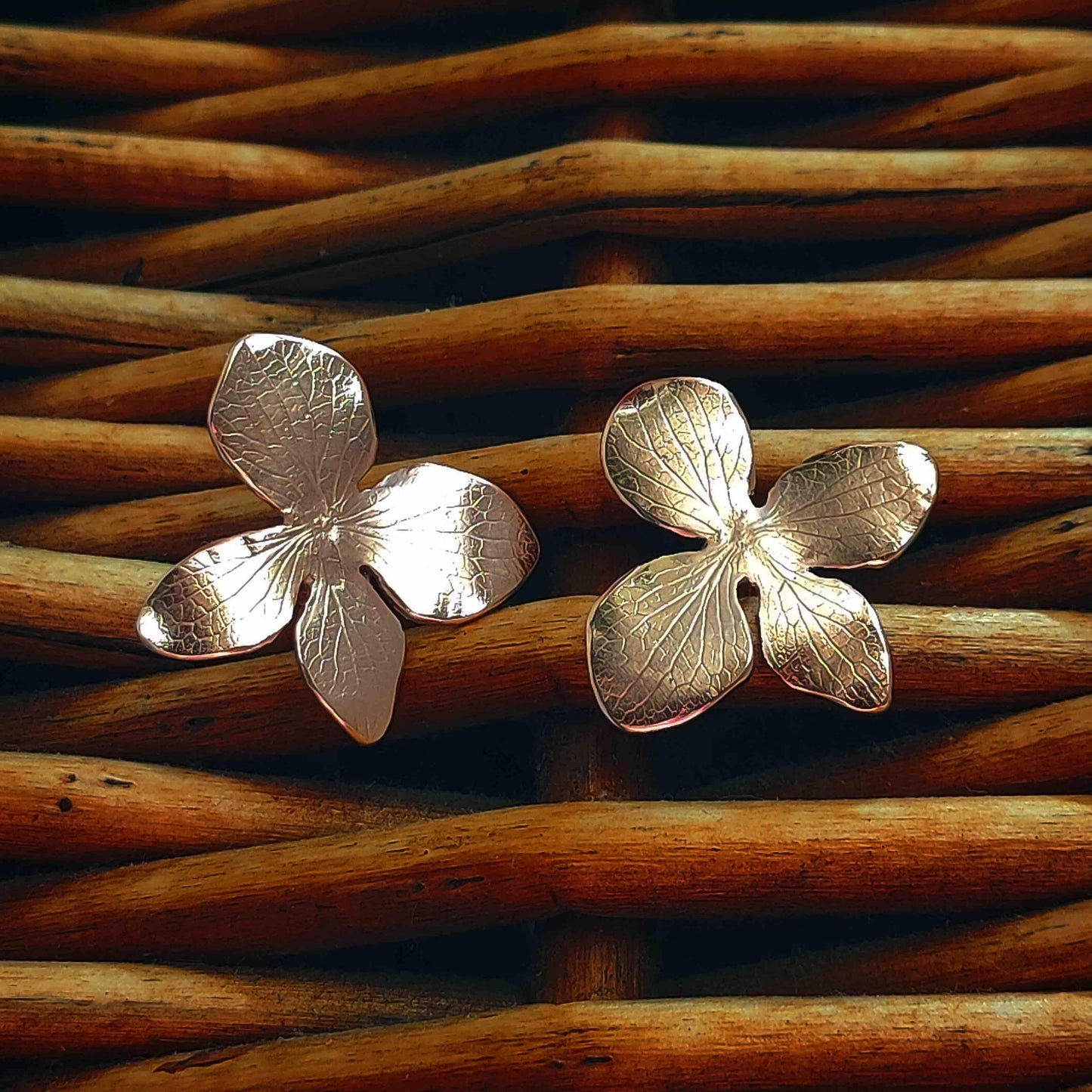 Pendientes de flor de metal rosa brillante, diseño elegante y delicado, ideal para ocasiones especiales.