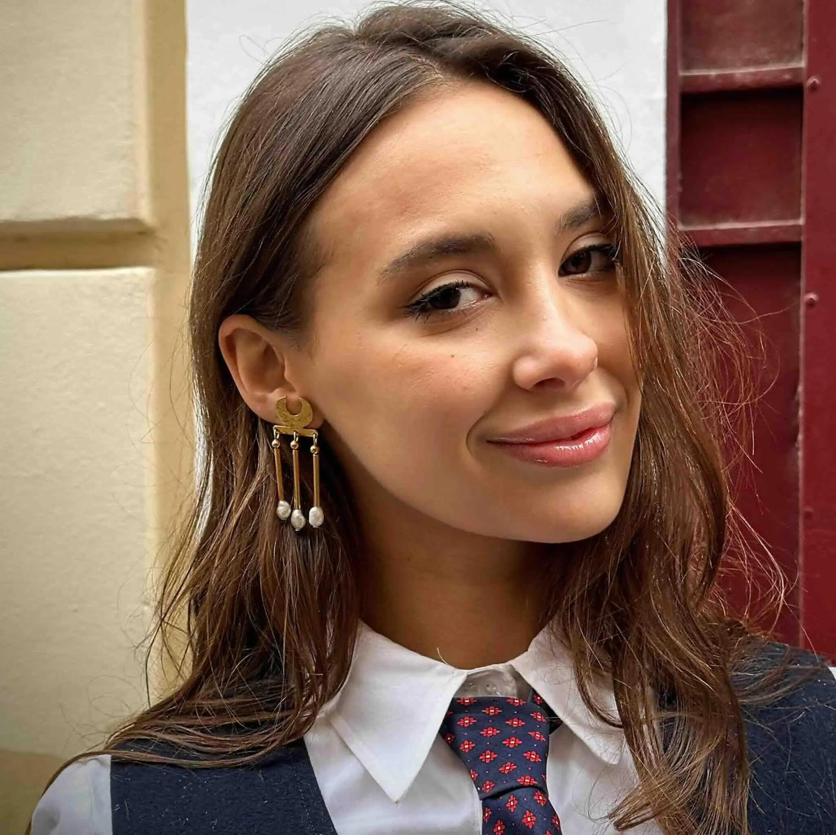Pendientes largos de perlas y oro, elegantes y modernos, perfectos para cualquier ocasión.