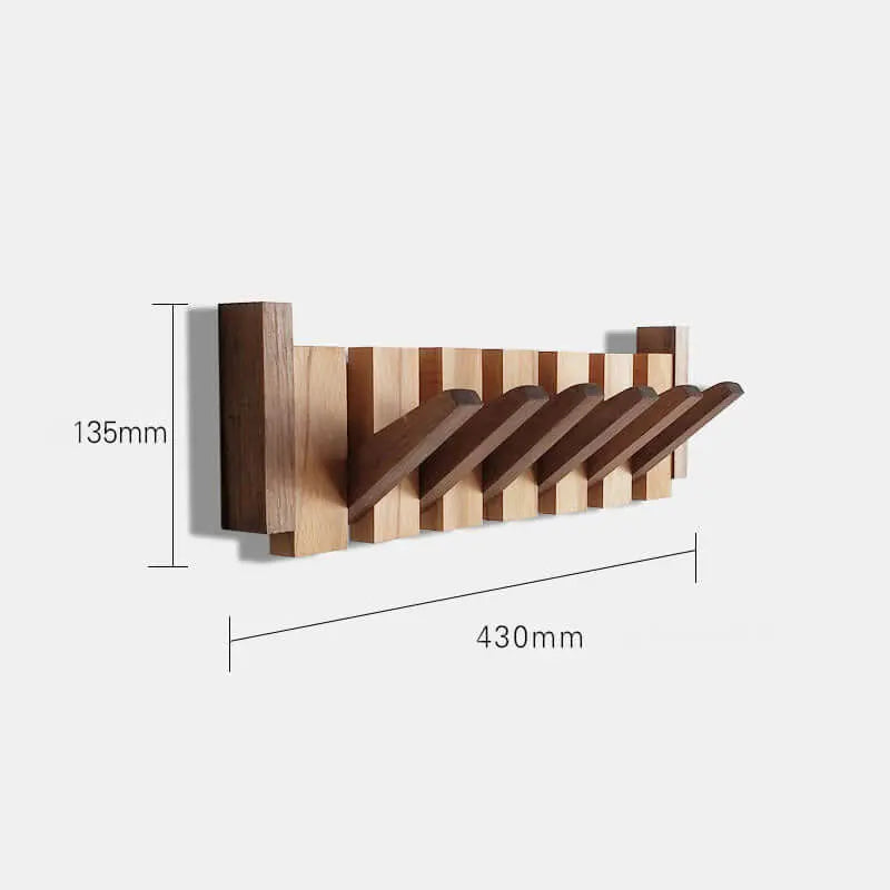 Perchero de pared estilo escandinavo, de madera natural con ganchos plegables en tonos claros y oscuros. 43x13,5 cm.