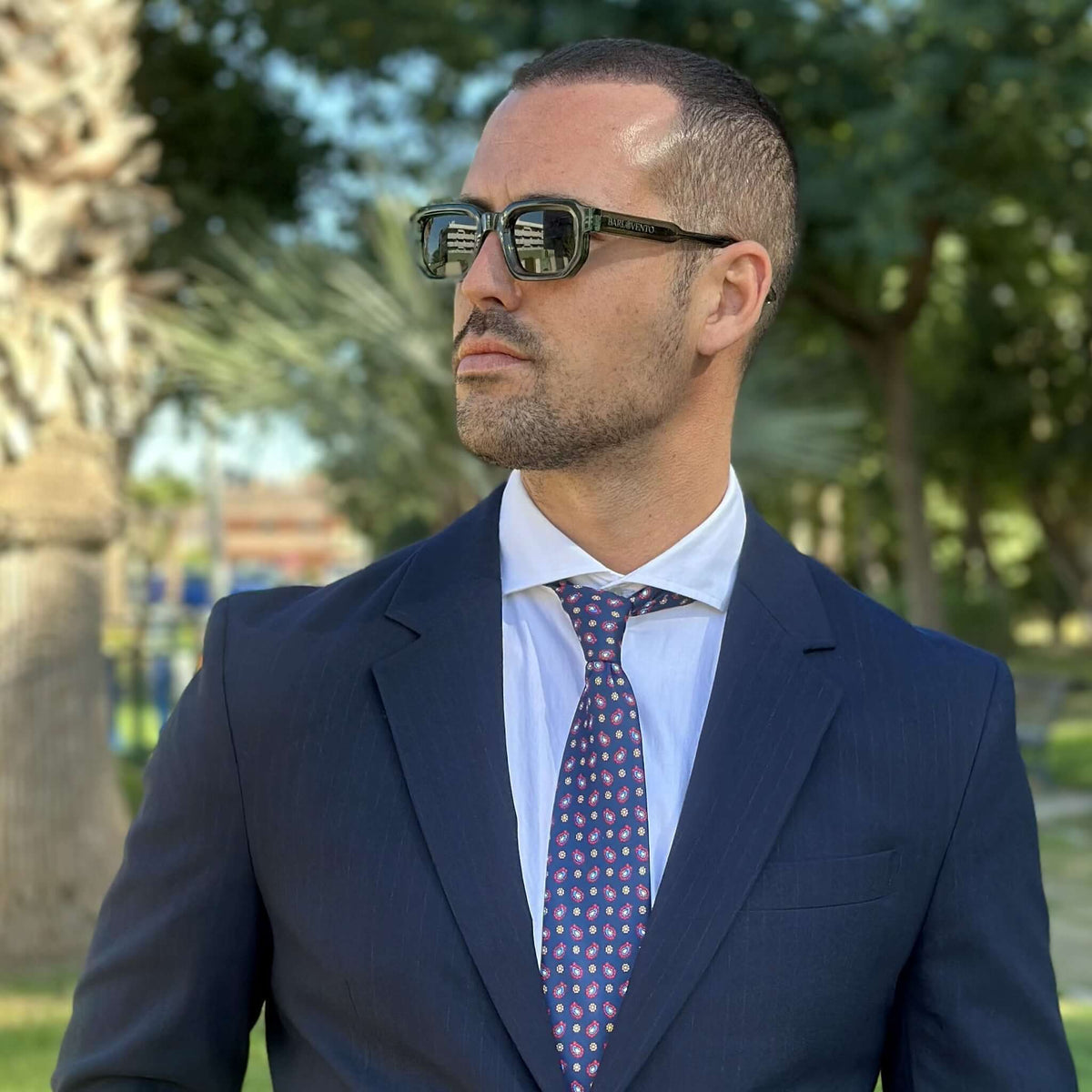 Gafas de sol rectangulares con montura de acetato verde traslúcido y lentes oscuras, estilo elegante y moderno.