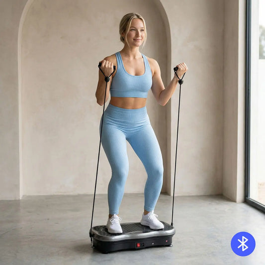 Mujer haciendo ejercicio sobre una plataforma vibratoria con bandas de resistencia.