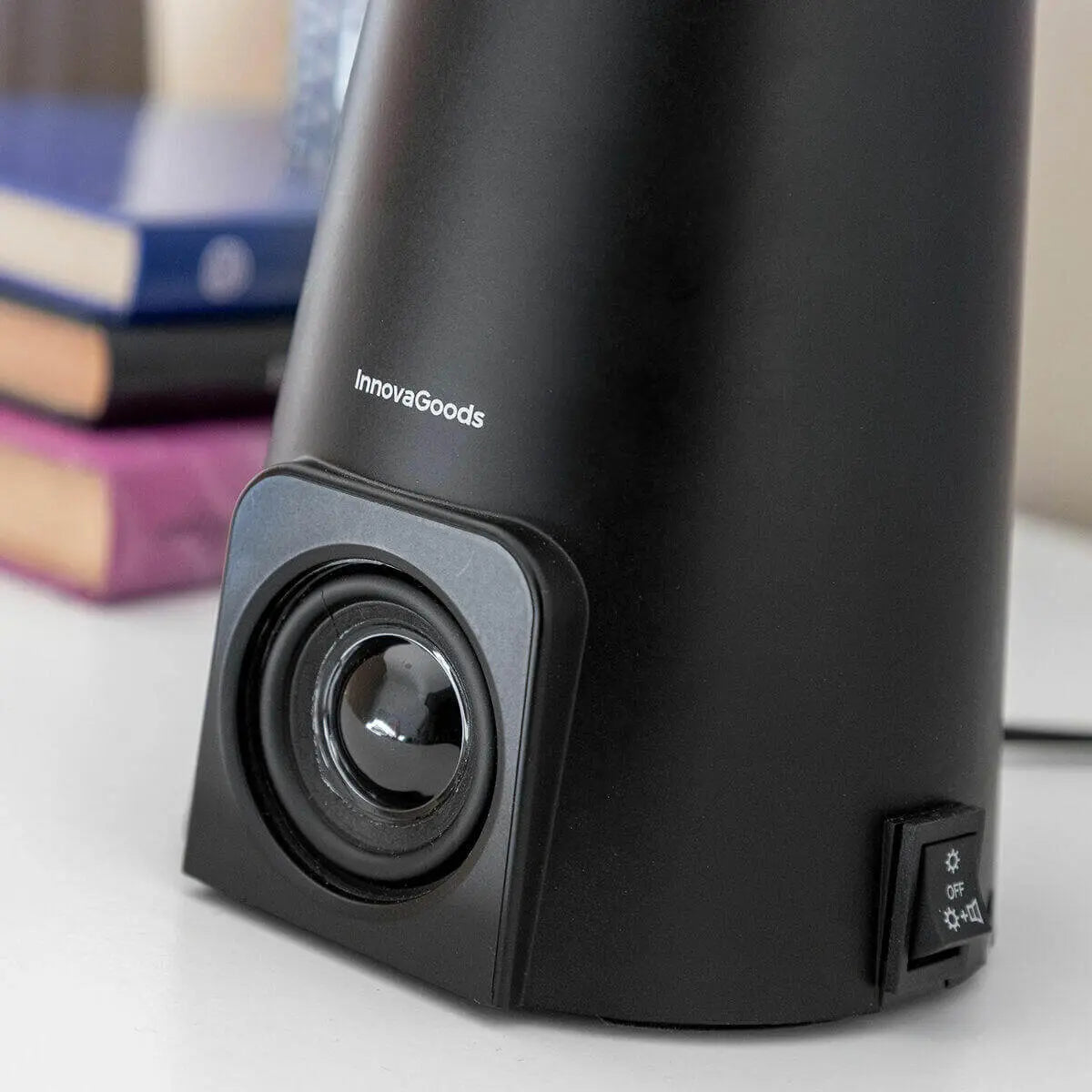 Lámpara de lava negra de diseño moderno con altavoz integrado y botón de encendido en el lateral.
