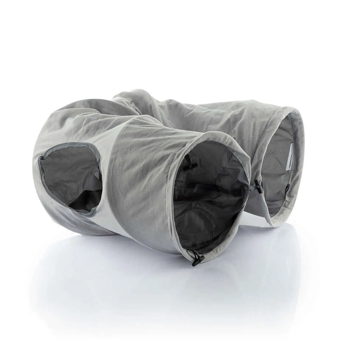 Túnel plegable para gatos de tela gris suave con tres entradas, ideal para juego interactivo en interiores.