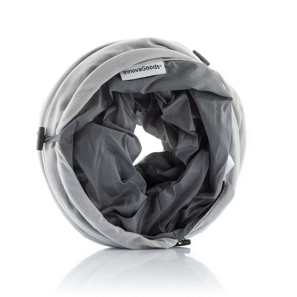Túnel plegable gris para gatos, de tela suave por fuera y nailon oscuro por dentro, ideal para juego interactivo.