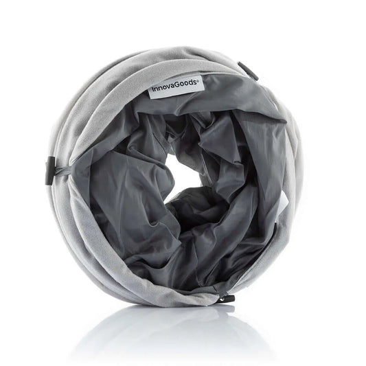 Túnel plegable gris para gatos, de tela suave por fuera y nailon oscuro por dentro, ideal para juego interactivo.