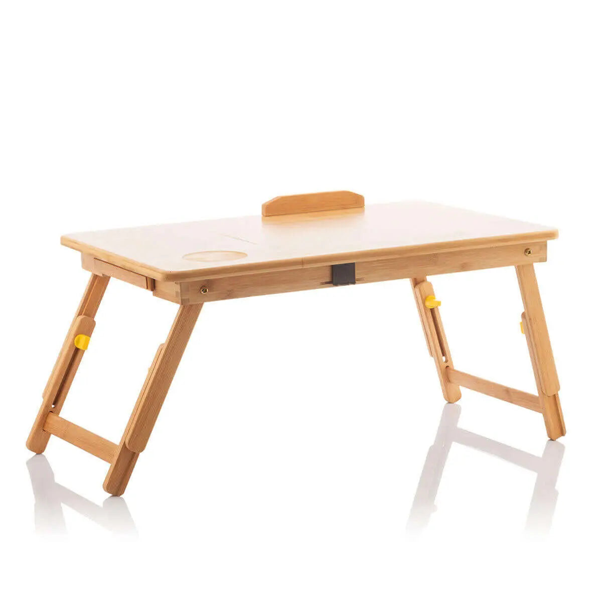 Mesa auxiliar plegable de bambú color madera natural, con patas ajustables y soporte para ordenador o libros.