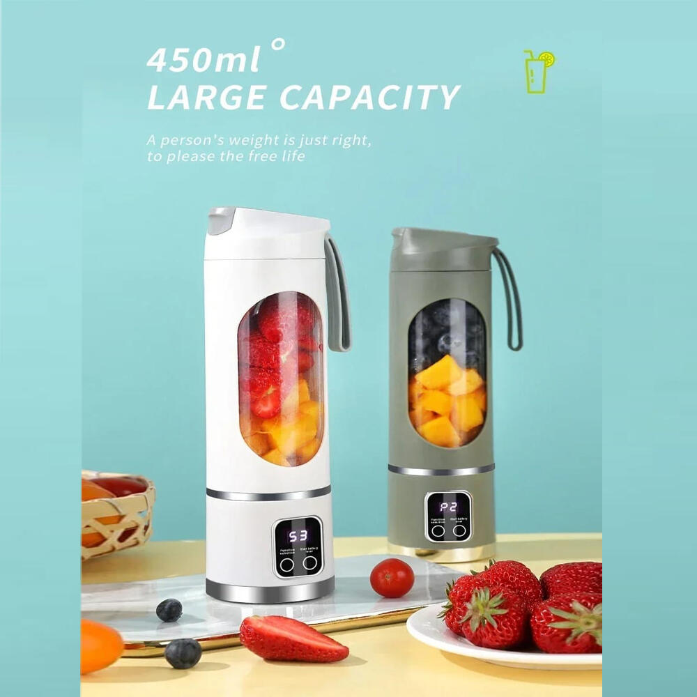 Dos batidoras portátiles recargables de 450 ml, una blanca y otra verde, con pantalla digital y frutas en su interior.