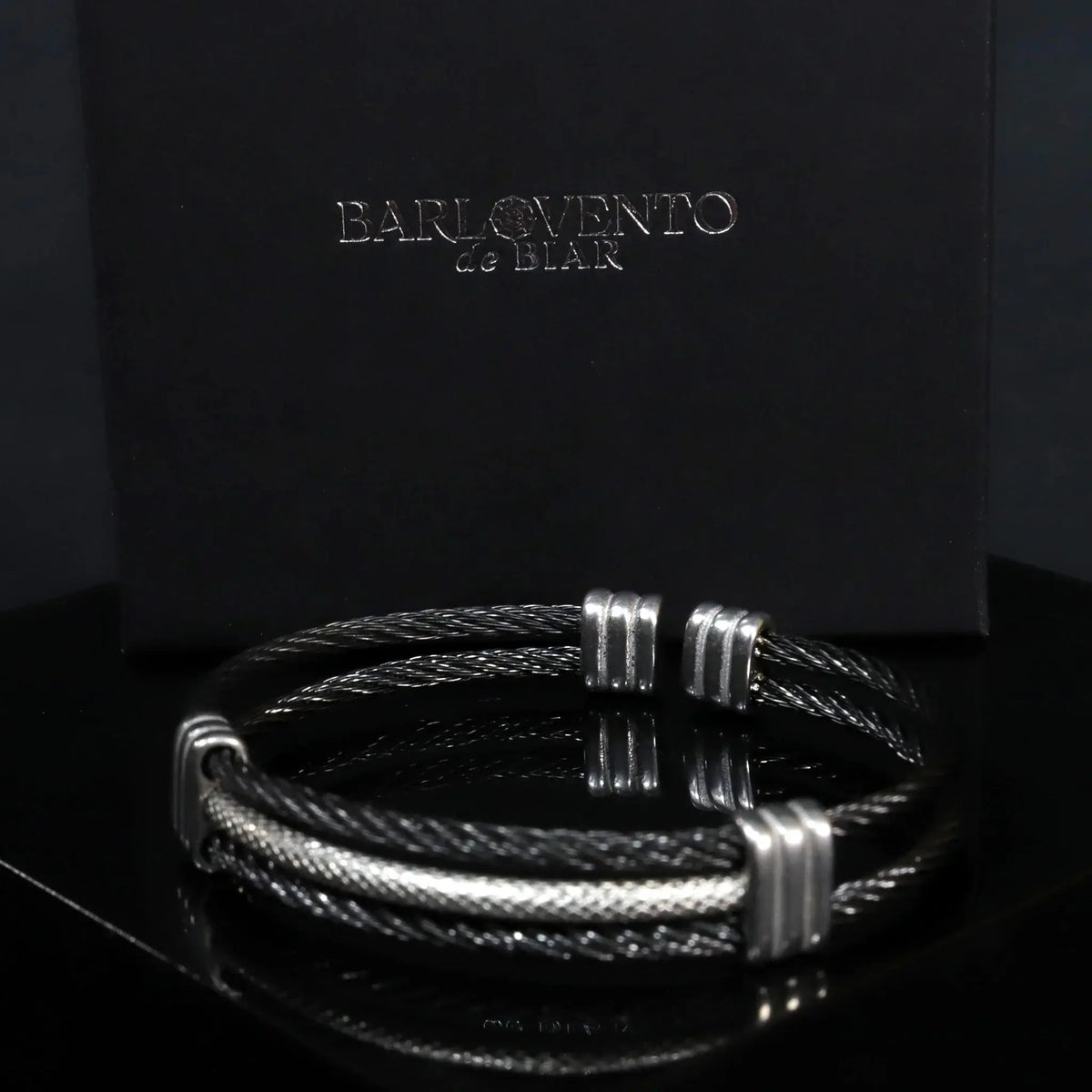 Pulsera Leptus · Pulsera rígida abierta en color negro y plata