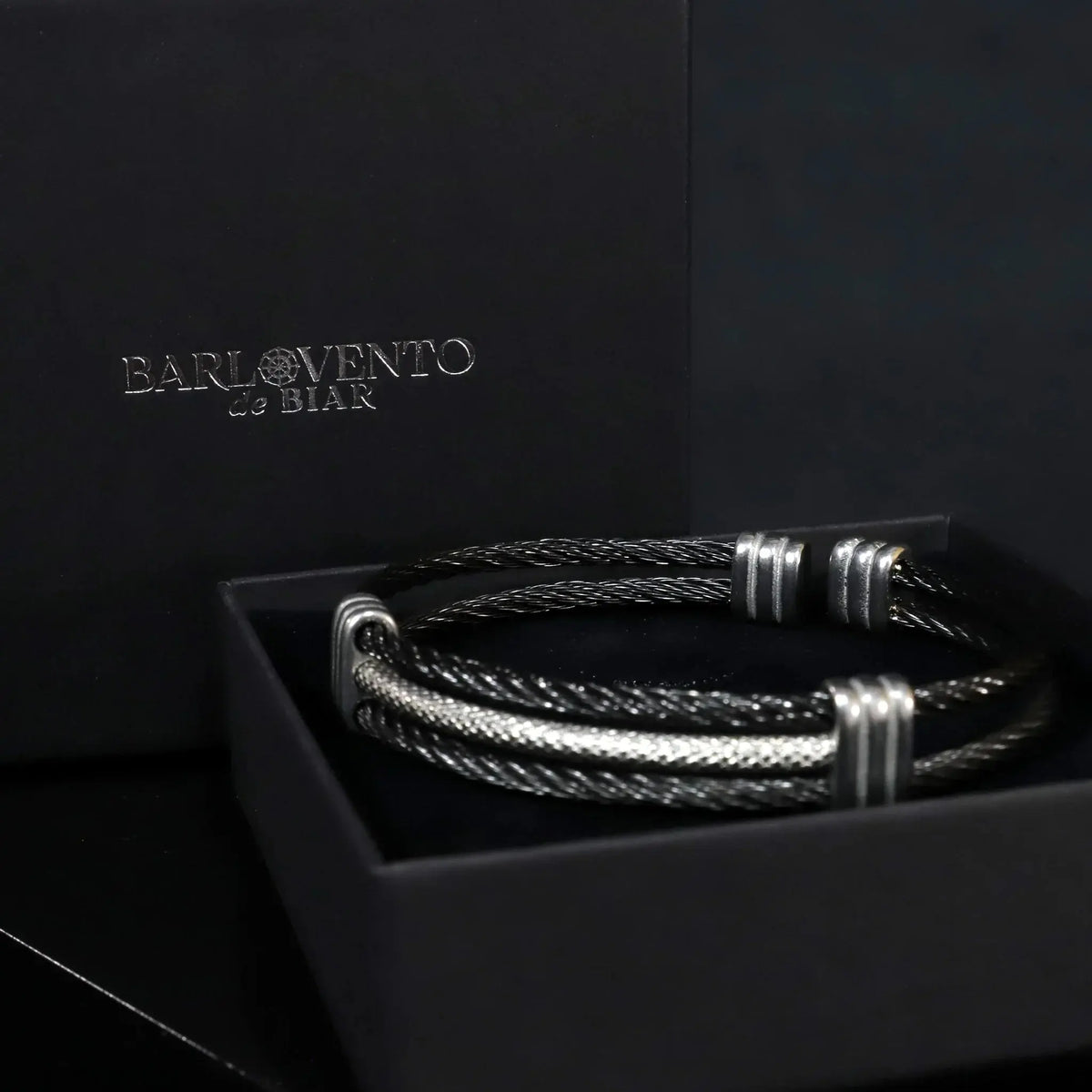 Pulsera Leptus · Pulsera rígida abierta en color negro y plata