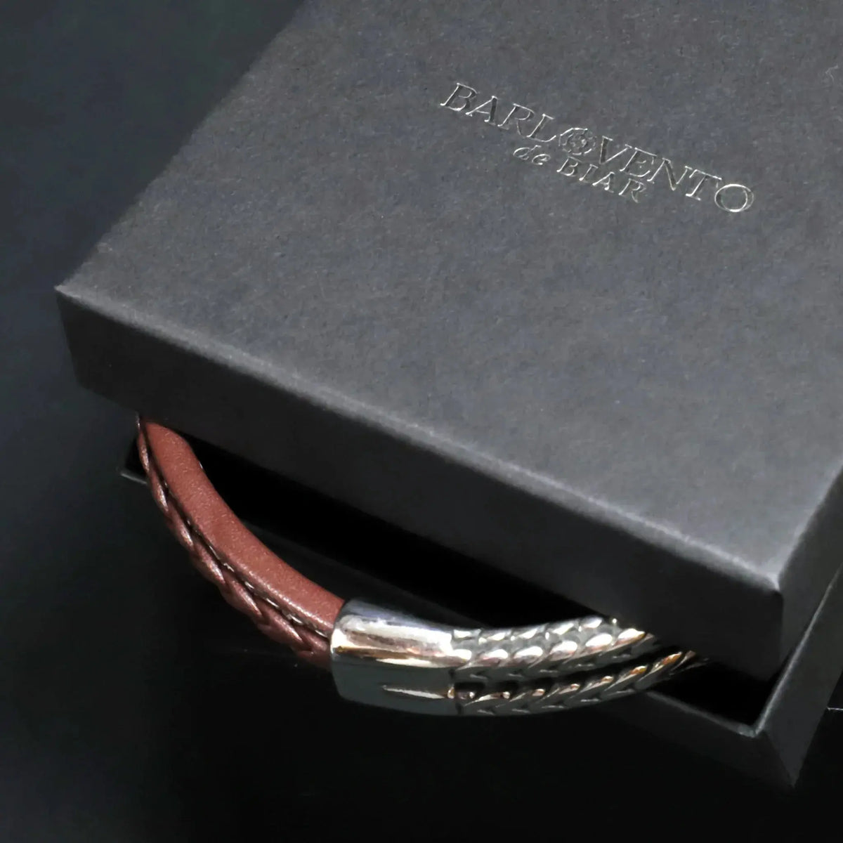 Pulsera Magalle · Pulsera de cuero marrón con cierre