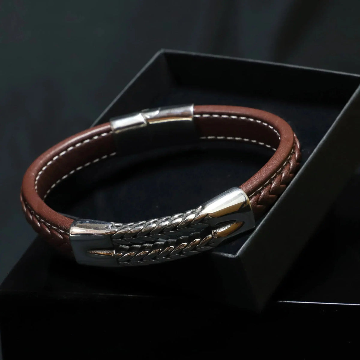 Pulsera Magalle · Pulsera de cuero marrón con cierre