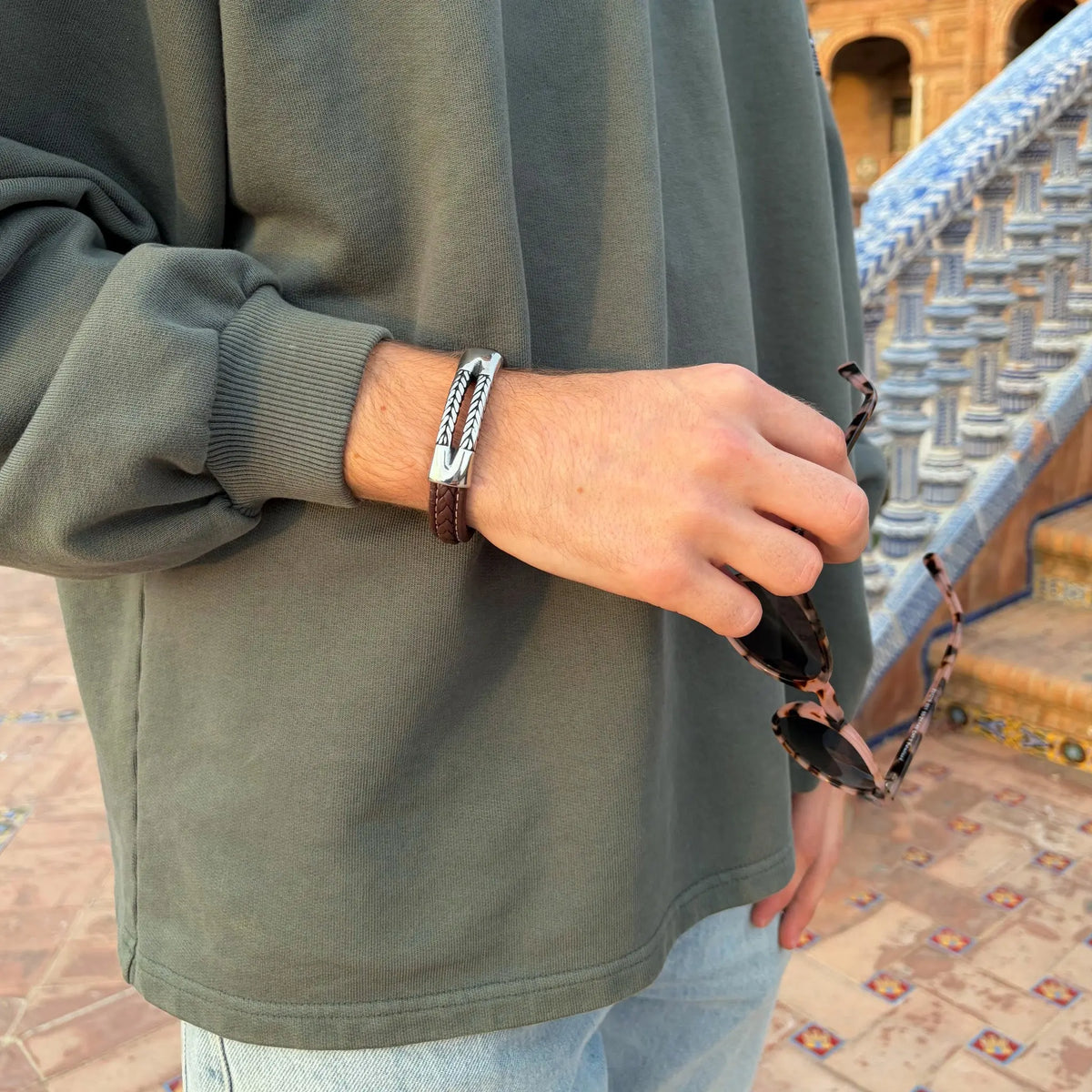 Pulsera Magalle · Pulsera de cuero marrón con cierre