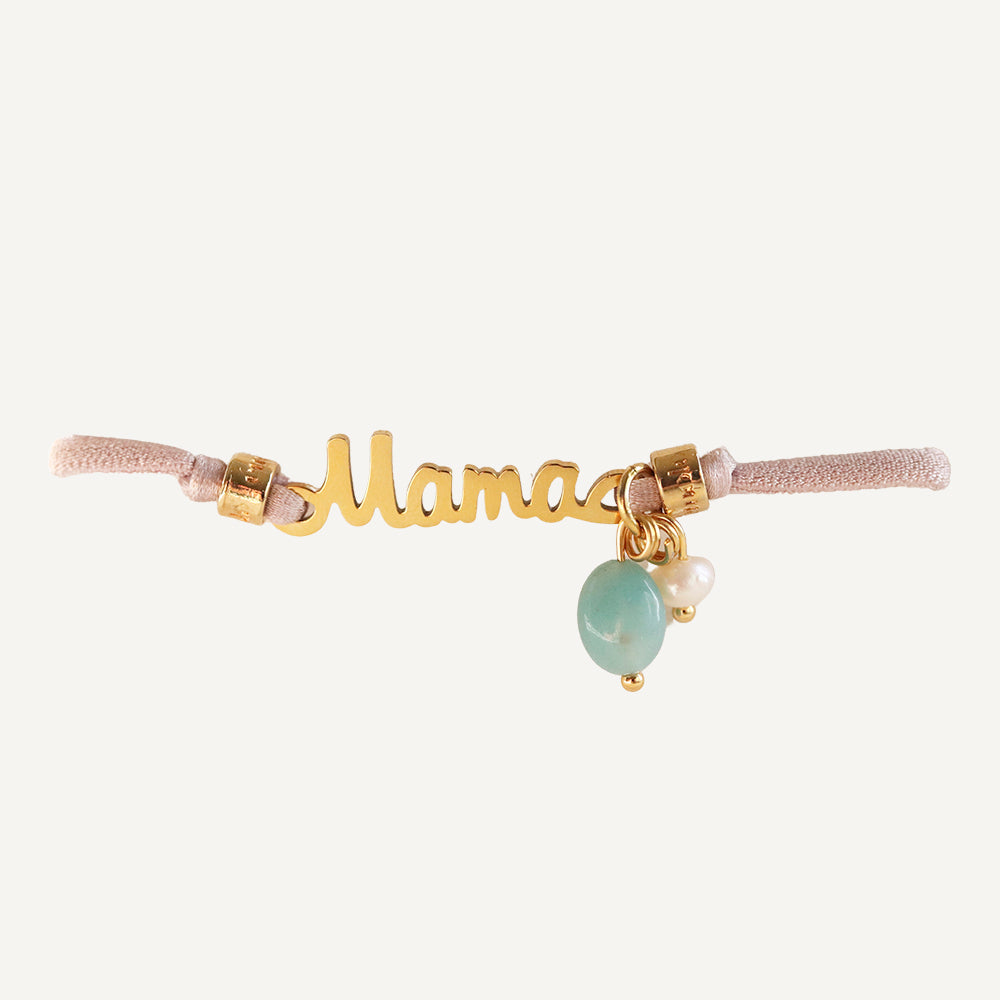 Pulsera "Mama" dorada con charm de gema verde y perla, base de cinta satinada rosa.