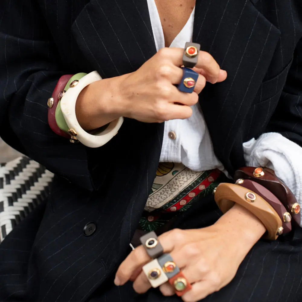 Pulseras de resina en tonos marrón, verde, rojo y crema, con detalles metálicos, estilo bohemio y moderno.