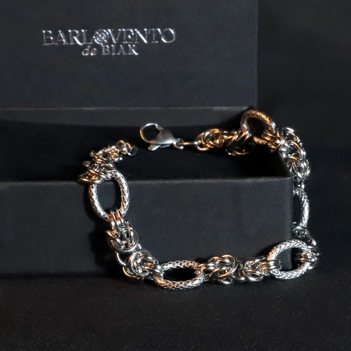 Pulsera Ofiuco · Pulsera de titanio expandible con patrón geométrico