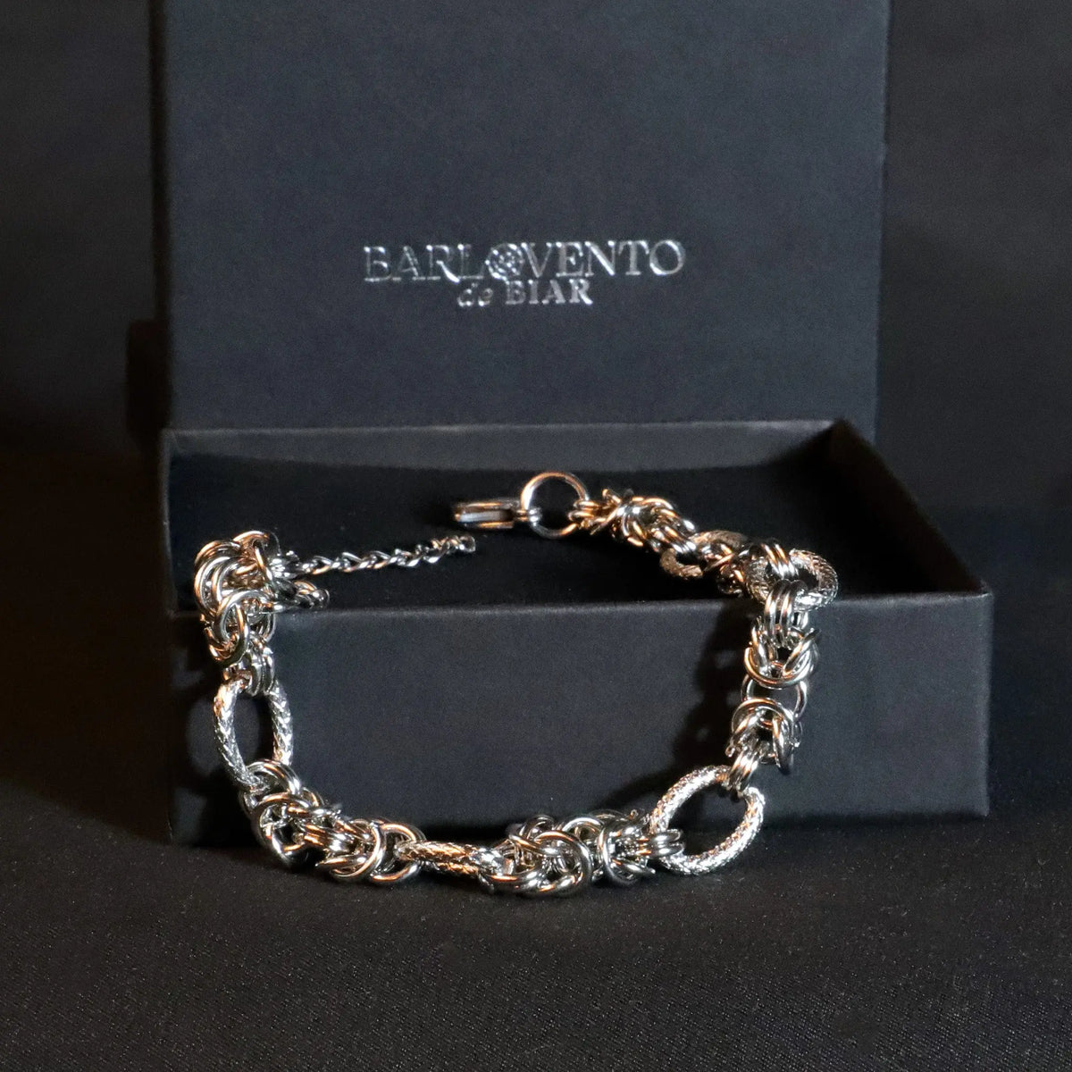Pulsera Ofiuco · Pulsera de titanio expandible con patrón geométrico