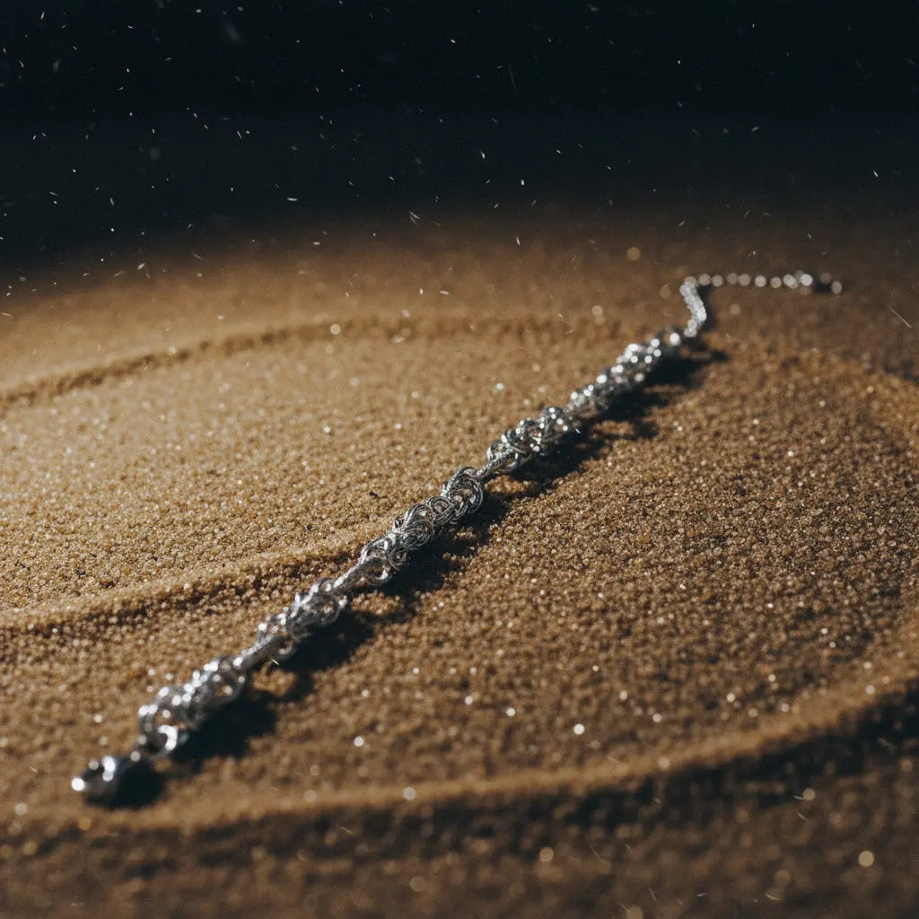 Pulsera Ofiuco · Pulsera de titanio expandible con patrón geométrico