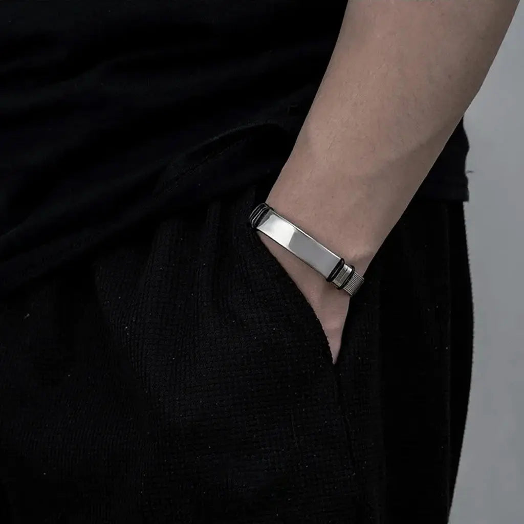 Pulsera Orión · Brazalete ajustable de acero de titanio con correa de reloj