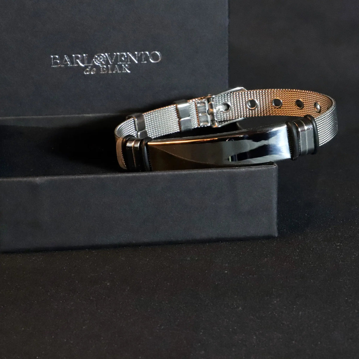Pulsera Orión · Brazalete ajustable de acero de titanio con correa de reloj