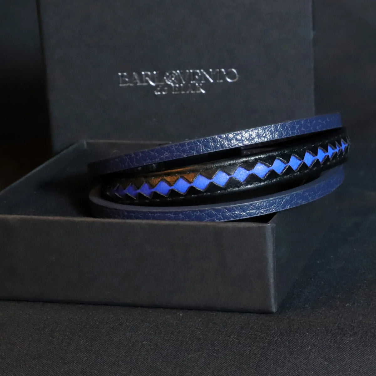 Pulsera Taurus · Pulsera de cuero auténtico trenzado con detalles azules y cierre de aluminio