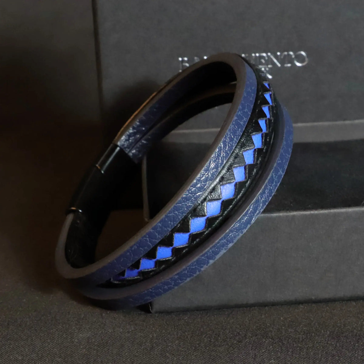 Pulsera Taurus · Pulsera de cuero auténtico trenzado con detalles azules y cierre de aluminio